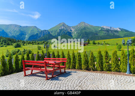 Table de pique-nique sur Zdiar village avec vue sur les montagnes Tatry Bielskie en été, Slovaquie Banque D'Images