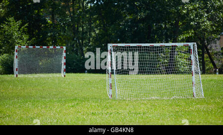 Vue d'un terrain de soccer sur les postes vacants. Banque D'Images