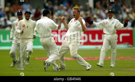 Andrew Flintooff, en Angleterre, célèbre le cricket de Shaun, en Afrique du Sud Pollock pour 0 Banque D'Images