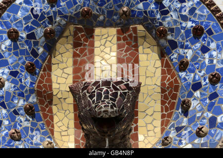 Travel stock, Espagne, Barcelone. Une fontaine à Park Guell, Barcelone Banque D'Images