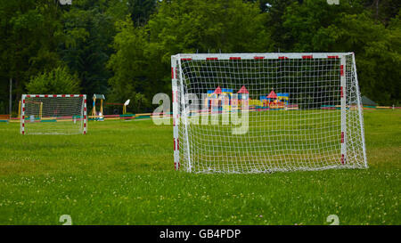 Vue d'un terrain de soccer sur les postes vacants. Banque D'Images