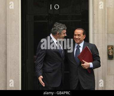 Le Premier ministre britannique Gordon Brown salue le Premier ministre italien Silvio Berlusconi avant une réunion au numéro 10, Downing Street, Londres. Banque D'Images