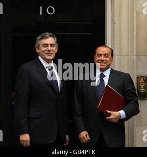 Le Premier ministre britannique Gordon Brown salue le Premier ministre italien Silvio Berlusconi avant une réunion au numéro 10, Downing Street, Londres. Banque D'Images