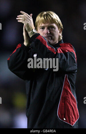 Le directeur de Bradford City, Stuart McCall, applaudit les fans après le sifflet final Banque D'Images