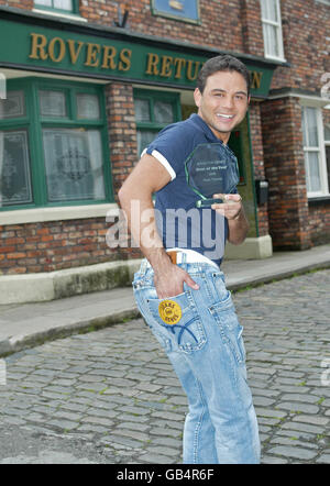 Ryan Thomas est couronné « arrière de l'année 2008 » sur le set de Coronation Street, Manchester. Date de la photo: Mercredi 10 septembre 2008. Voir l'histoire de PA SHOWBIZ arrière. Le crédit photo devrait se lire comme suit : Tony Spencer/PA Wire Banque D'Images