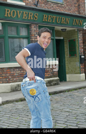 Ryan Thomas est couronné « arrière de l'année 2008 » sur le set de Coronation Street, Manchester. Date de la photo: Mercredi 10 septembre 2008. Voir l'histoire de PA SHOWBIZ arrière. Le crédit photo devrait se lire comme suit : Tony Spencer/PA Wire Banque D'Images