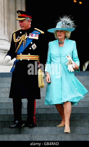 Le prince de Galles et la duchesse de Cornwall quittent le service pour commémorer les militaires qui ont servi en Irlande du Nord pendant la campagne militaire, opération Banner, à la cathédrale Saint-Paul, à Londres. Banque D'Images