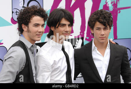 Les Jonas Brothers (de gauche à droite) Kevin, Joe et Nick arrivent pour la première européenne Disney Channel de Camp Rock au Royal Festival Hall, sur la rive sud, dans le centre de Londres. Banque D'Images