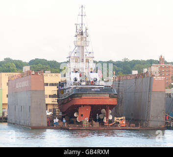 Un remorqueur subit des réparations à l'Caddell Dry Dock et le centre de réparation sur le Kill Van Kull à Staten Island, à New York, le jeudi 30 juin, 2016. (© Richard B. Levine) Banque D'Images