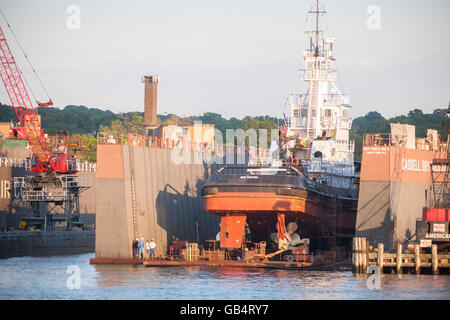 Un remorqueur subit des réparations à l'Caddell Dry Dock et le centre de réparation sur le Kill Van Kull à Staten Island, à New York, le jeudi 30 juin, 2016. (© Richard B. Levine) Banque D'Images