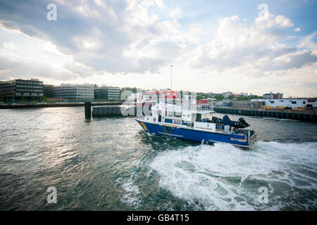 L'équipe de plongée de NYPD bateau entre dans le port d'attache de Staten Island à New York, le jeudi 30 juin, 2016. (© Richard B. Levine) Banque D'Images