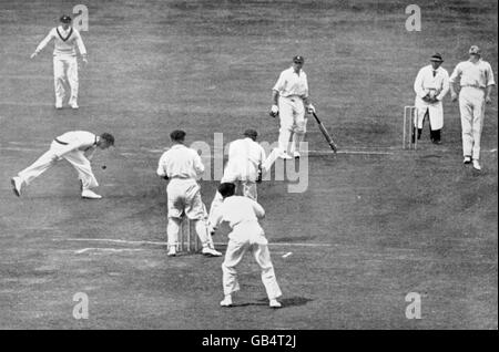 Un rasage de près pour le batteur d'Angleterre Cyril Walters (c) AS Len Darling (l), en Australie, ne parvient pas à l'attraper Le bowling de Bill O'Reilly (r) Banque D'Images