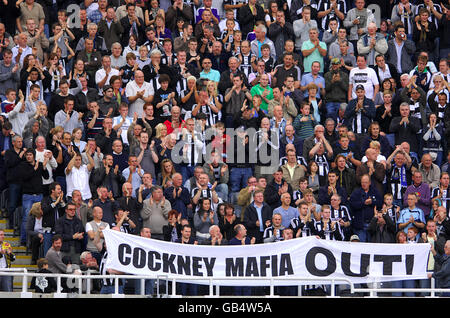 Les fans affichent leurs bannières Cockney mafia Out pendant le jeu. Banque D'Images