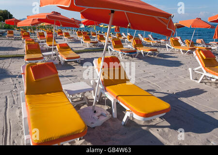 Transats sur la plage vide Lambie, Lambi, Kos (Cos), du Dodécanèse, Grèce, région sud de la Mer Egée Banque D'Images