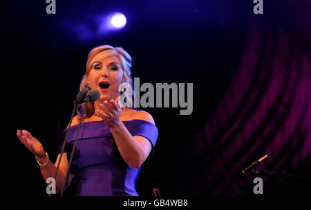 Lesley Garrett se produit lors du concert BBC Proms in the Park 2008 à Hyde Park, dans le centre de Londres. Banque D'Images