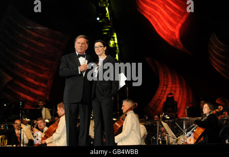 Animateur Terry Wogan (à gauche) avec Sue Perkins, gagnante de la série Maestro de BBC Two, lors du concert BBC Proms in the Park 2008 à Hyde Park, dans le centre de Londres. Banque D'Images