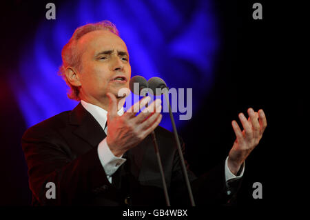 Tenor Jose Carreras se produit lors du concert BBC Proms in the Park 2008 à Hyde Park, dans le centre de Londres. Banque D'Images