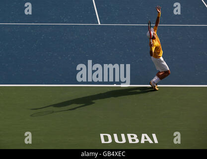 Le joueur de tennis tchèque Tomas Berdych servant, Dubai Tennis Championships 2011, Tournoi de Tennis ATP, Série internationale Banque D'Images