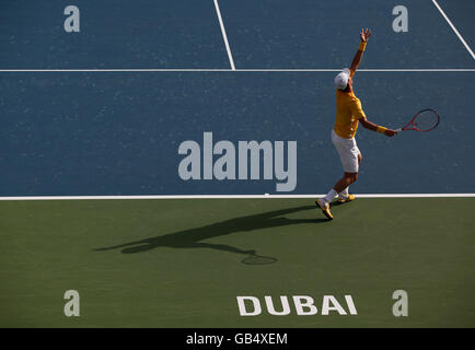 Le joueur de tennis tchèque Tomas Berdych servant, Dubai Tennis Championships 2011, Tournoi de Tennis ATP, Série internationale Banque D'Images