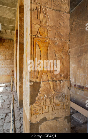 Colonne avec bas-relief, Temple Hatshepsut, Thèbes, le Gouvernorat de Louxor Louxor, Égypte, ou Banque D'Images