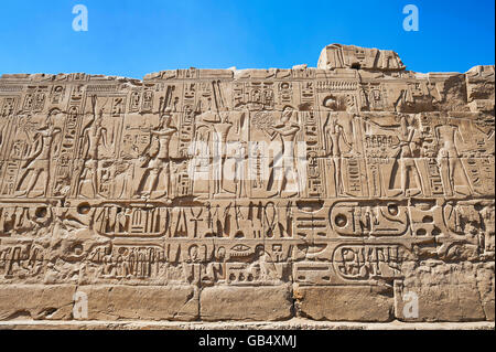 Bas-relief dans le Temple de Karnak, Karnak, Louxor, Egypte Banque D'Images