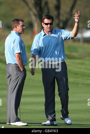 Nick Faldo, le capitaine européen de la Ryder Cup (à droite), s'entretient avec Lee Westwood lors de l'entraînement en équipe au Valhalla Golf Club de Louisville, aux États-Unis. Banque D'Images