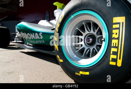 Les pneus Pirelli sur la Mercedes GP MGP W02-Mercedes, voiture de course de Formule 1, les sports automobiles les tests sur le circuit de Catalogne location Banque D'Images