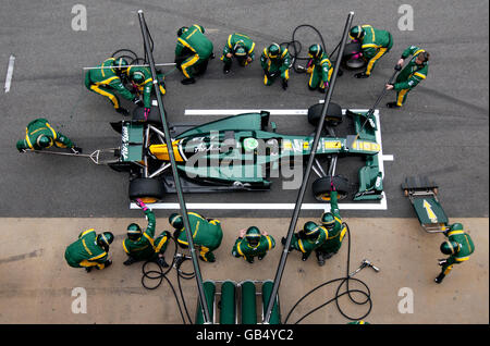 Pit stop pour pilote finlandais Heikki Kovalainen dans son équipe Lotus-Cosworth T128 voiture, sport automobile, la formule 1 à l'essai Banque D'Images