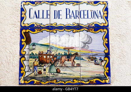 Azulejo typique faite de carreaux de céramique murale, Sitges, Costa de Garraf, Catalogne, Espagne, Europe Banque D'Images