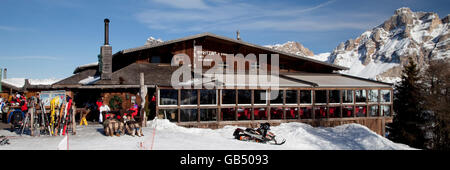 Piz La Ila Moritzino, un café, un restaurant et Mountain Lodge, la montagne Piz La Ila, 2078m, Abtei, Badia, vallée Gadertal Banque D'Images