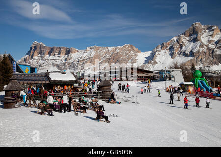 Skieurs sur la plate-forme à la Piz La Ila, 2078m, Badia, Val Badia, le Parc Naturel de Fanes-Sennes-Prags, Dolomites, Tyrol du Sud, Italie Banque D'Images