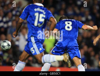 Football - Ligue des champions de l'UEFA - Groupe A - Chelsea / Bordeaux - Stamford Bridge.Frank Lampard, de Chelsea, marque le premier but du match de ses côtés Banque D'Images