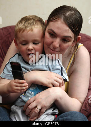 Jack Thomson, 3 ans, avec sa mère Leanne, après que Jack ait téléphoné aux services d'urgence lorsque sa mère Leanne avait un ajustement épileptique à la maison à Lochgelly, Fife. Banque D'Images