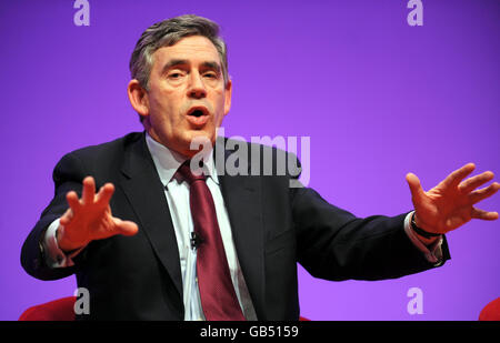Le Premier ministre Gordon Brown participe à une séance de questions-réponses au cours de la première journée de la Conférence du Parti travailliste de 2008 à Manchester. Banque D'Images