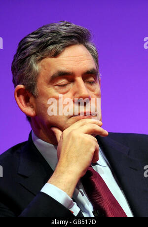 Le Premier ministre Gordon Brown lors d'une séance de questions-réponses au cours de la première journée de la Conférence du Parti travailliste de 2008 à Manchester. Banque D'Images