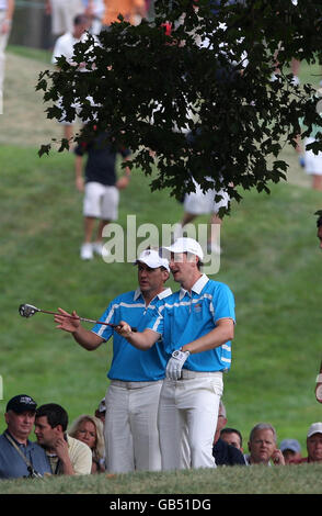 Ian Poulter et Justin Rose, d'Europe, parlent pendant la deuxième séance sur le 12ème fairway pendant les États-Unis, Stewart Cink, et Chad Campbell, lors des Foursomes, le deuxième jour, au Valhalla Golf Club, Louisville, États-Unis. Banque D'Images