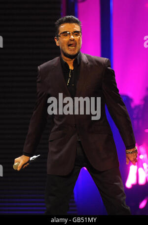 Photo non publiée du 24/08/08 du chanteur George Michael en concert à Earls court, Londres. Banque D'Images