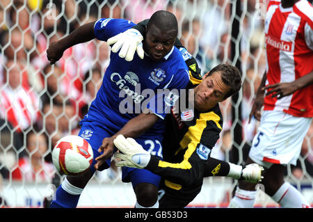 Football - Barclays Premier League - Stoke City / Everton - Britannia Stadium.Thomas Sorensen, gardien de but de la ville de Stoke, réclame la balle devant Ayegbeni Yakubu d'Everton Banque D'Images