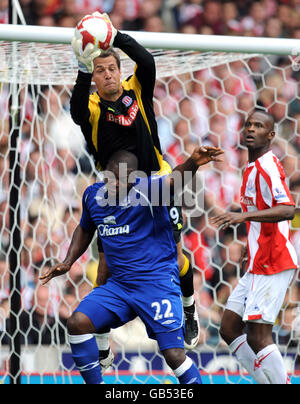 Football - Barclays Premier League - Stoke City / Everton - Britannia Stadium.Thomas Sorensen, gardien de but de la ville de Stoke, réclame la balle devant Ayegbeni Yakubu d'Everton Banque D'Images