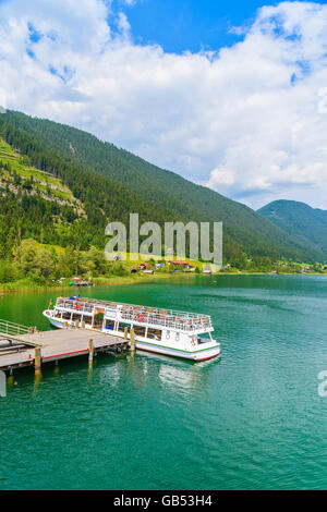 Au quai d'amarrage bateau touristique sur les rives du lac Weissensee en été paysage de montagnes des Alpes, Autriche Banque D'Images