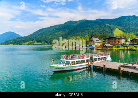 Lac WEISSENSEE, AUTRICHE : Bateau de tourisme 'Weissensee' amarre à la jetée sur les rives du lac Weissensee en paysage estival des Alpes Moun Banque D'Images