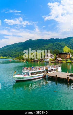 Lac WEISSENSEE, AUTRICHE : Bateau de tourisme 'Weissensee' amarre à la jetée sur les rives du lac Weissensee en paysage estival des Alpes Moun Banque D'Images