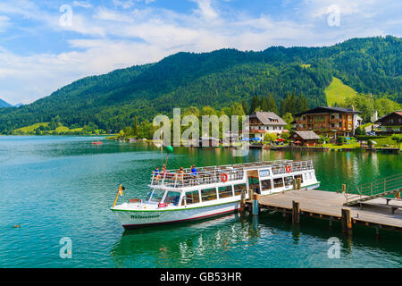 Lac WEISSENSEE, AUTRICHE : Bateau de tourisme 'Weissensee' amarre à la jetée sur les rives du lac Weissensee en paysage estival des Alpes Moun Banque D'Images