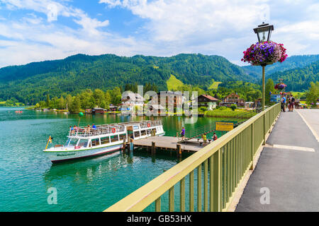 Lac WEISSENSEE, AUTRICHE : Bateau de tourisme 'Weissensee' amarre à la jetée sur les rives du lac Weissensee en paysage estival des Alpes Moun Banque D'Images