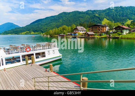 Piétons au quai d'amarrage bateau à la jetée sur les rives du lac Weissensee en été paysage de montagnes des Alpes, Autriche Banque D'Images