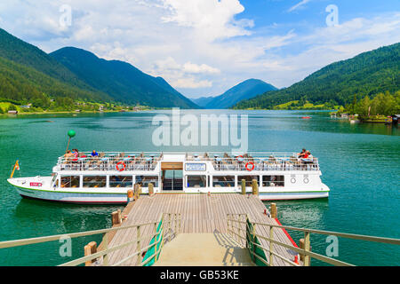 Lac WEISSENSEE, AUTRICHE : Bateau de tourisme 'Weissensee' amarre à la jetée sur les rives du lac Weissensee en paysage estival des Alpes Moun Banque D'Images