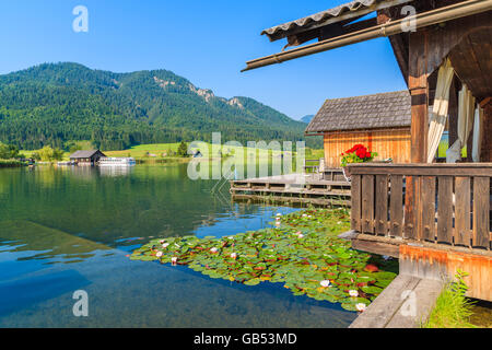 Bateau en bois maisons sur les rives du lac Weissensee en été paysage de montagnes des Alpes, Autriche Banque D'Images