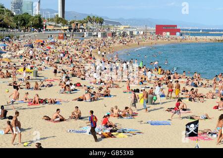Vue générale sur la plage de Platja Nova Icarie à Barcelone Banque D'Images