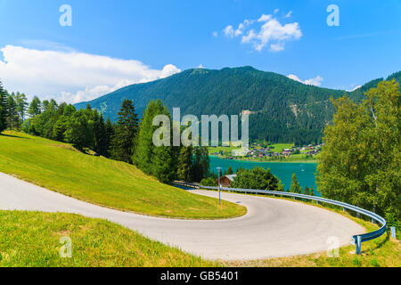 Route de montagne pittoresque le long du lac Weissensee en paysage estival de Carinthie, Autriche Région Banque D'Images