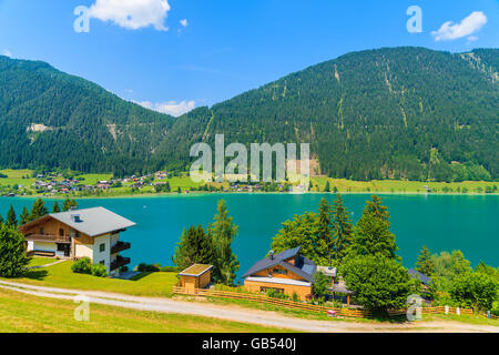 Voir de belles Weissensee lac alpin en été paysage de montagnes des Alpes, Autriche Banque D'Images